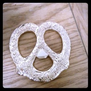 Plastic pretzel belt buckle